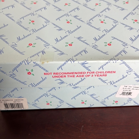 10" Madame Alexander Celebrates American Design #25590 - Picture 9 of 9